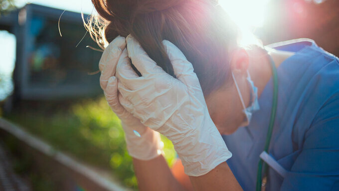 Gestresste Ärztin stützt Kopf in die Hände. Gestresste Ärztin stützt Kopf in die Hände.