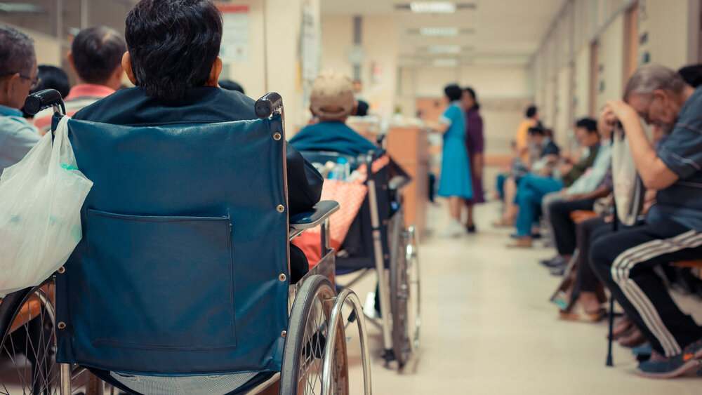 Patienten warten im Krankenhaus