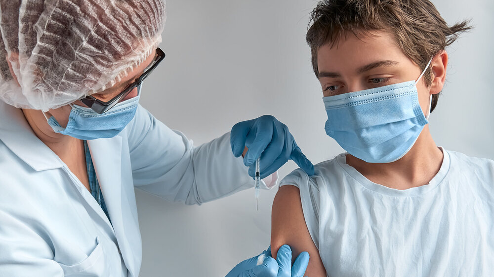 Bei den 12- bis 15-Jährigen ist die Impfung mit BioNTech/Pfizer zu 100 Prozent wirksam, wie die Phase-3-Studie belegt.