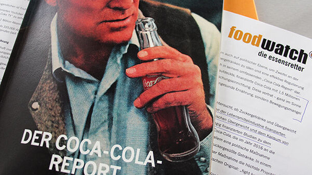 "Coca-Cola stellt nicht einfach nur die Produkte ins Regal - sondern macht gezielt Werbung für Kinder und Jugendliche", kritisiert die Verbraucherschutzorganisation foodwatch.