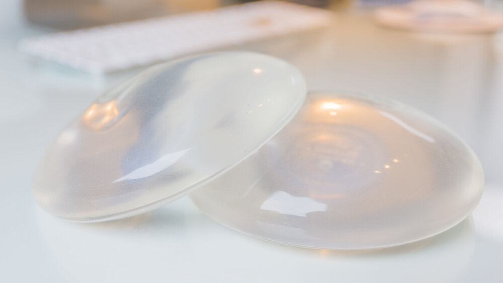 Weltweit verbessern Implantate das Leben von Millionen Menschen. Jedoch werden durch sie auch jährlich Hunderttausende in Verbindung mit fehlerhaften Implantaten, Prothesen oder Operationsrobotern verletzt, Tausende sterben. Das ergaben Recherchen der S
