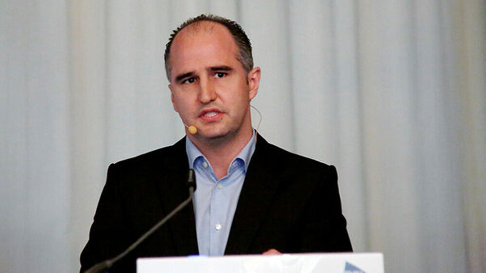 Dargestellt wurde (hier: PD Dr. Stefan Fickl), nicht zuletzt durch eindrucksvolle histologischen Bilder, die große interindividuelle Variabilität der osseären Neuformation - ein kontrolliertes Vorgehen in der Praxis sei daher unumgänglich.