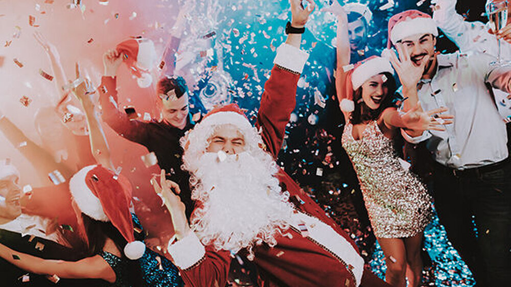 Alle Jahre wieder beschäftigt Praxisteams die Fragen nach einer gerechten Urlaubsverteilung rund um Weihnachten – und wie das mit der Weihnachtsfeier ist.