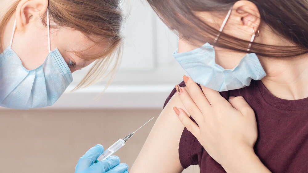 Die US-Arzneimittelbehörde FDA sieht in der Zulassung des Impfstoffs von BioNTech/Pfizer für Jugendliche einen wichtigen Schritt, um die jüngere Bevölkerung gegen Covid-19 zu schützen.