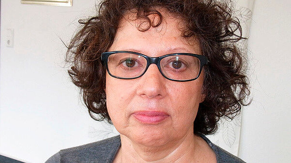 Fall 3: Im Gesicht dieser 56-jährigen Patientin sind lymphathische Einlagerungen im orofazialen Bereich erkennbar. Abbildung 9: Eine unphysiologische Zungenruhelage, unphysiologisches Schlucken und ein ausgeprägtes Diastema sind weitere Befunde. |
