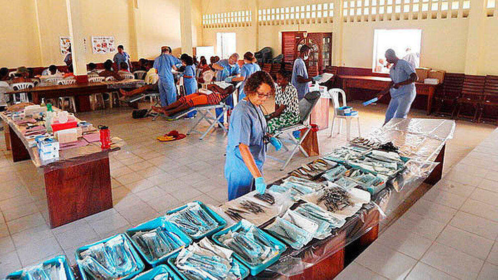 Im Hinterland von Madagaskar: Arbeitsalltag in der mobilen Zahnklinik. |