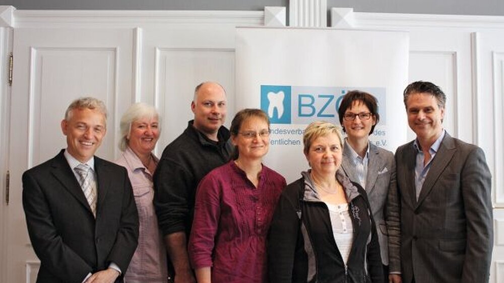 Neuer Vorstand: Dr. Uwe Niekusch, Dr. Cornelia Wempe, ZA Bernd Schröder, Dr. Grit Hantzsche, Dipl.-Stom. Erdmuthe Kettler, Dr. Sabine Breitenbach, Dr. Pantelis Petrakakis; unten: Dr. Juliane Frühbuß erhielt die silberne Ehrennadel für ihre besonderen