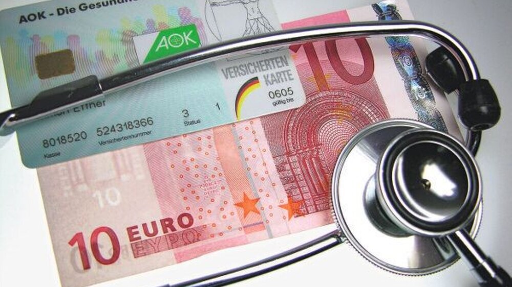 Seit 2004 müssen Patienten beim ersten Arztbesuch im Quartal zehn Euro bezahlen. Das soll sich so schnell wie möglich ändern, fordert eine breite Front von Praxisgebühr-Kritikern.