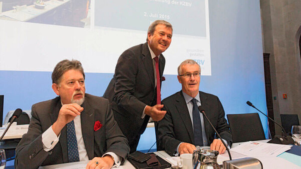 Die KZBV formt das Gesundheitswesen mit. Diesen Anspruch bekräftigte das Vorstandsteam mit Dr. Günther E. Buchholz, Dr. Wolfgang Eßer und Dr. Jürgen Fedderwitz auf der VV in Berlin.