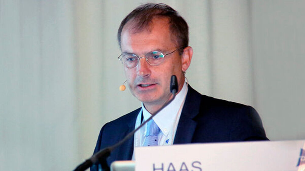Die Referenten (hier: Dr. Robert Haas) verdeutlichten: In der Oberkieferfront sei das sofortige Vorgehen kritisch zu betrachten, bei dünnen Implantaten, palatinaler Positionierung und der Auffüllung des bukkalen Spalts mit „schwer resorbierbarem Augme