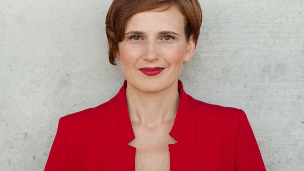 Die Parteivorsitzenden der Linken, Katja Kipping (Foto) und Bernd Riexinger, haben jetzt den Programmentwurf zur Bundestagswahl mit dem Titel „Zeit zu handeln. Für soziale Sicherheit, Frieden und Klimagerechtigkeit!“ vorgestellt.