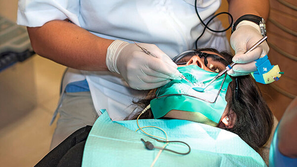 Fixierung 3: Die extraorale Sicherung durch einen Kofferdam-Rahmen hat sich in der Mitte des vergangenen Jahrhunderts durchgesetzt, der Durchbruch kam mit dem Young-Frame. |