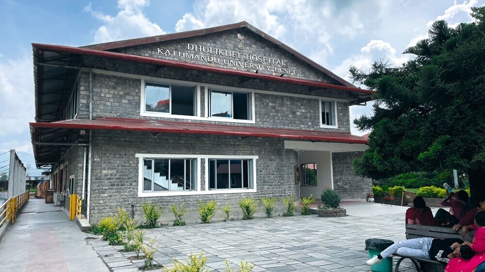 Dhulikhel Hospital in Nepal, Außenansicht des Hauptgebäudes mit OP Sälen. Dhulikhel Hospital in Nepal, Außenansicht des Hauptgebäudes mit OP Sälen.