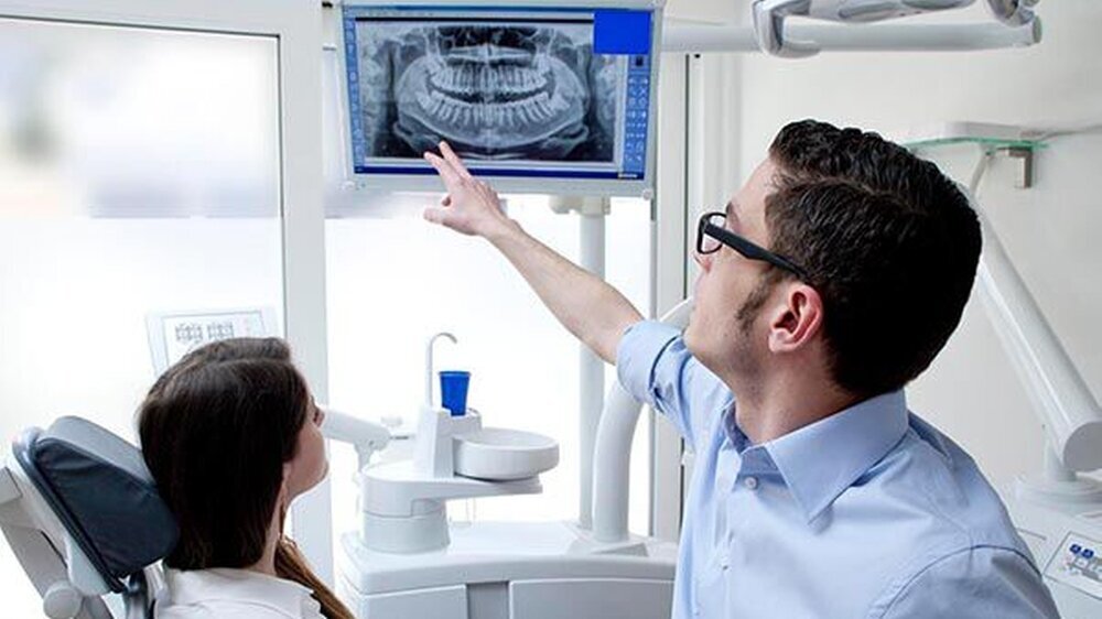 Auch bei der Gestaltung der Behandlungszimmer versuchte Lehner, seinem Ansatz von "schlichter Eleganz" treu zu bleiben. Die Einrichtung nimmt sich stark zurück, es bleibt viel Raum für die Interaktion zwischen Arzt und Patient.