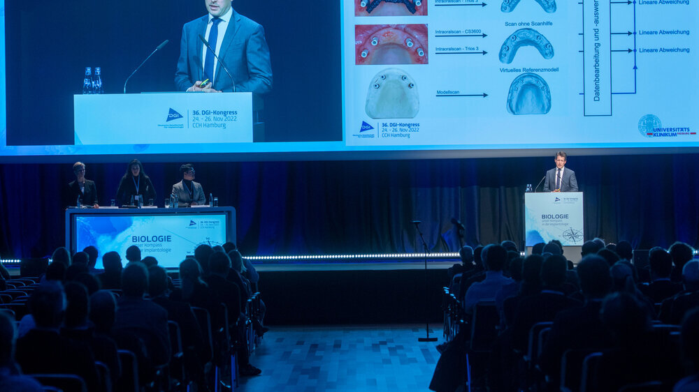 Verbessern Scanhilfen die optische Abformung von Implanaten?\r\n Können leicht anzuwendende Scanhilfen dazu beitragen, die Genauigkeit optischer Implantatabformungen im zahnlosen Kiefer zu erhöhen? Antworten auf diese Frage gibt eine Untersuchung von Jun.-Prof. Dr. Florian Kernen von der Abteilung MKG/Translationale Implantologie des Universitätsklinikums Freiburg. Der Wissenschaftler verglich die Genauigkeit von Implantatscans mit jener einer universellen Scanhilfe ("optische Brücke") im zahnlosen Kiefer. 87 Implantate bei 22 Patienten wurden dafür mit zwei verschiedenen Intraoralscannern gescannt – einmal mit und einmal ohne Scanhilfe. Als Referenz dienten die digitalisierten Meistermodelle. Mit dem Intraoralscanner CS3600 (Carestream Dental LLC) war die mittlere lineare Abweichung ohne Scanhilfe mit 189 Mikrometer signifikant höher als mit Scanhilfe (135 Mikrometer). Demgegenüber konnte mit dem Intraoralscanner TRIOS3 (3Shape A/S) kein Unterschied festgestellt werden. Fazit: Die Scanhilfe verbesserte generell in beiden Gruppen die Erkennung der Scankörper durch die Software. In der CS3600-Gruppe wurden 83 Prozent der Scankörper erfolgreich gescannt (ohne Hilfe 76 Prozent), in der TRIOS3-Gruppe 96 Prozent (ohne Hilfe 86 Prozent). Demgegenüber verbesserte die Scanhilfe die lineare Genauigkeit im Vergleich zu unverbundenen Scankörpern nur in der CS3600-Gruppe. Diese Unterschiede könnten, so Jun.-Prof. Kernen, auf die beiden verwendeten Scan-Technologien zurückzuführen sein: Aktive Triangulation beim CS3600 und konfokale Mikroskopie beim TRIOS3. Mit insgesamt 100 Posterpräsentationen und 16 Kurzvorträgen im Forum Wissenschaft hatte der Kongress der DGI einen sehr umfassenden Einblick in die vielfältige Forschung im Bereich der Implantologie in Klinik und Praxis gegeben.