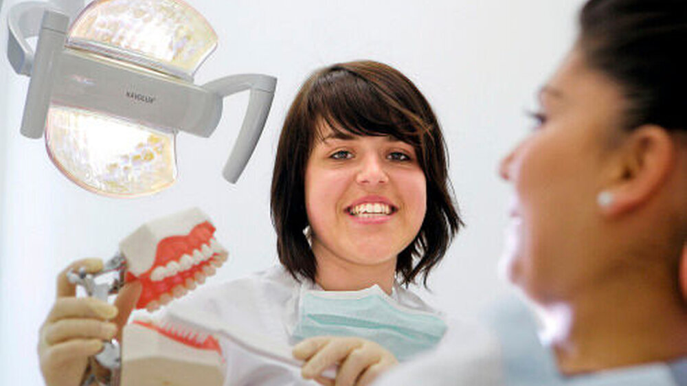 Ein freundlicher Umgang zwischen Arzt und Patient ist selbstredend und Basis für eine vertrauensvolle Beziehung.