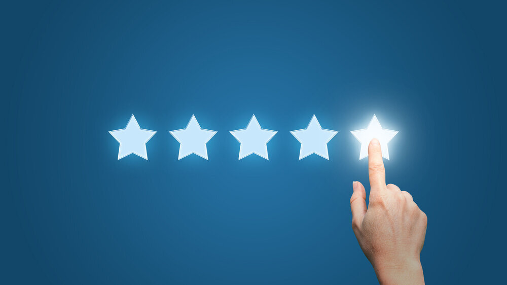 Businesswoman pointing five star to increase Hand drückt auf den letzten einer Fünf-Sterne-Skala
