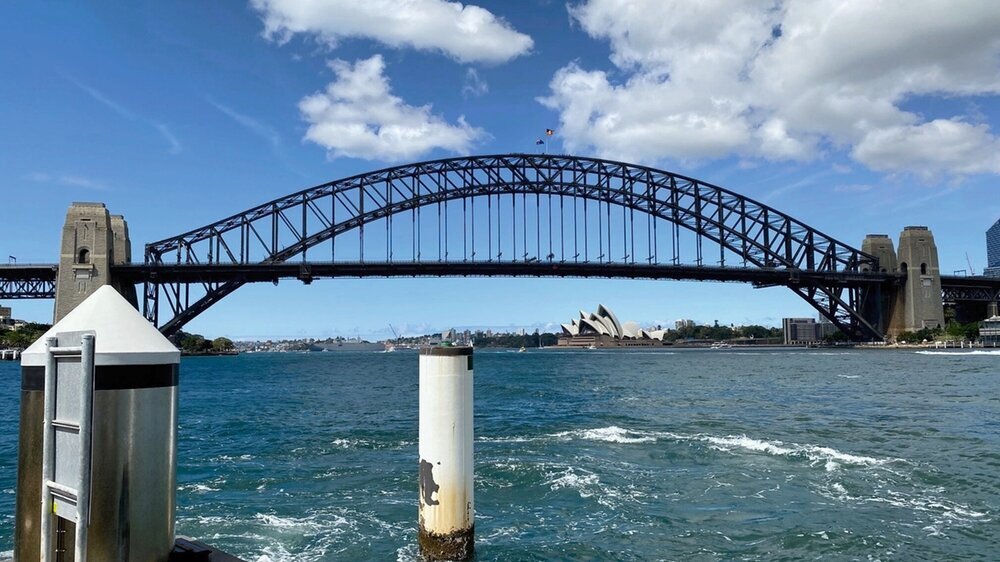 Sydney Harbour Bridge mit Oper im Hintergrund