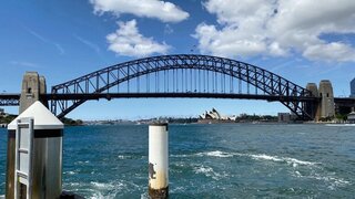 Sydney Harbour Bridge mit Oper im Hintergrund