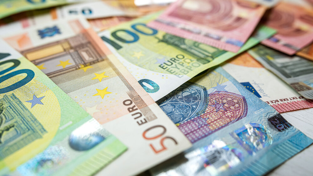 Symbolbild: Geld angehäuft Symbolbild: Geld angehäuft