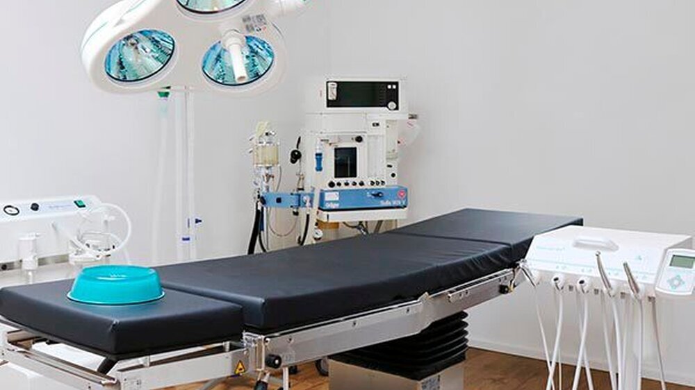 Der Eingriffsraum ist mit einem OP-Tisch und einer autarken mobilen Behandlungseinheit sowie einer mobilen Absauganlage ausgestattet.\r\n\r\n\r\n