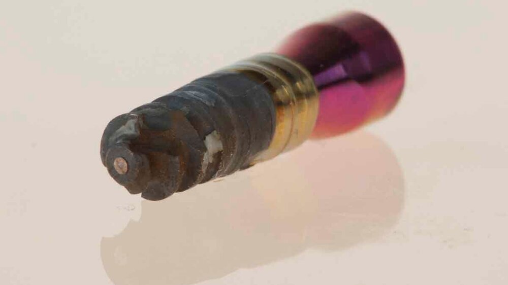 Explantiertes Einzelzahnimplantat bei der Wiedereröffnung vier Monate nach Implantatinsertion\r\n