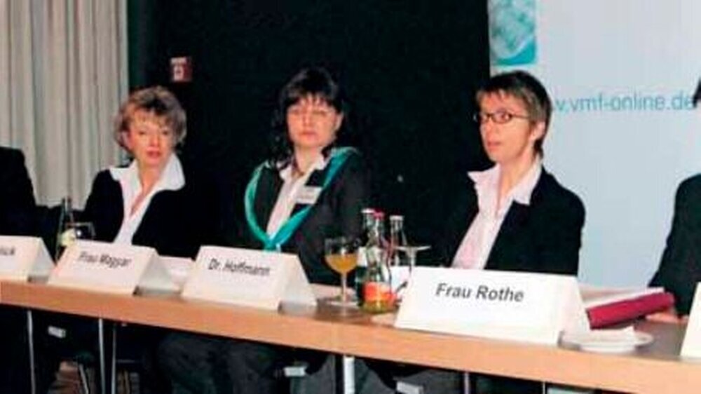 Pressekonferenz in Weimar (v.l.n.r.): BZÄK-Vizepräsident Dr. Dietmar Oesterreich, Dipl.-Med. Ingrid Pawlick, Kongressleiterin Claudia Magyar, Dr. med. Barbara Hoffmann und Sabine Rothe, Präsidentin des Verbandes medizinischer Fachberufe