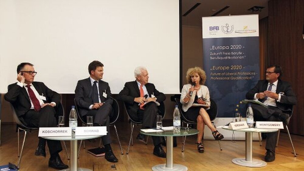 Diskutierten die Auswirkungen der Revision der Berufsanerkennungsrichtlinie auf die Freien Berufe (v.l.n.r.): Dr. Rolf Koschorrek, Dr. Andreas Schwab, Moderator Udo van Kampen, Bernadette Vergnaud und Dr. Frank Ulrich Montgomery.