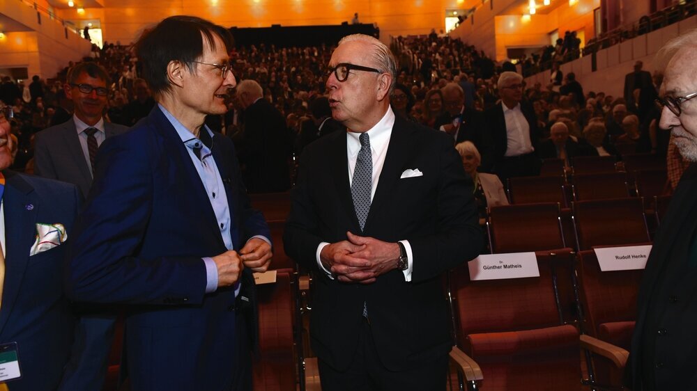 127. Deutscher Ärztetag: Bundesgesundheitsminister Karl Lauterbach (SPD) (l.) und Bundesärztekammer-Präsident Klaus Reinhardt 127. Deutscher Ärztetag: Bundesgesundheitsminister Karl Lauterbach (SPD) (l.) und Bundesärztekammer-Präsident Klaus Reinhardt