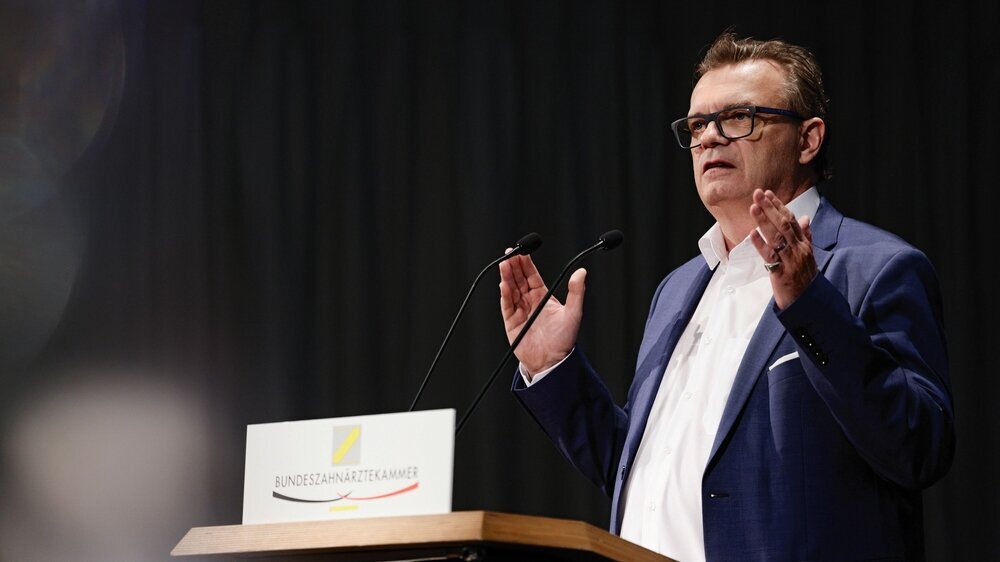 Prof. Dr. Christoph Benz, Präsident der Bundeszahnärztekammer, am 17. November 2023 in Brandenburg. Prof. Dr. Christoph Benz, Präsident der Bundeszahnärztekammer, am 17. November 2023 in Brandenburg.