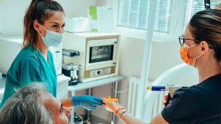 Zahnarztpraxis ZFA Zahnärztin Behandlung Zahnbehandlung