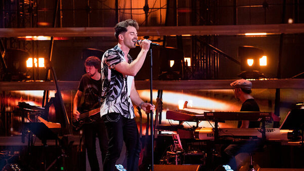 Felix Breßmer singt bei den Blind Auditions bei „The Voice of Germany“. Breßmer wurde in Göppingen in Baden-Württemberg geboren. Ganz in der Nähe, in der Kleinstadt Süßen, verbrachte er seine Kindheit und Jugend.