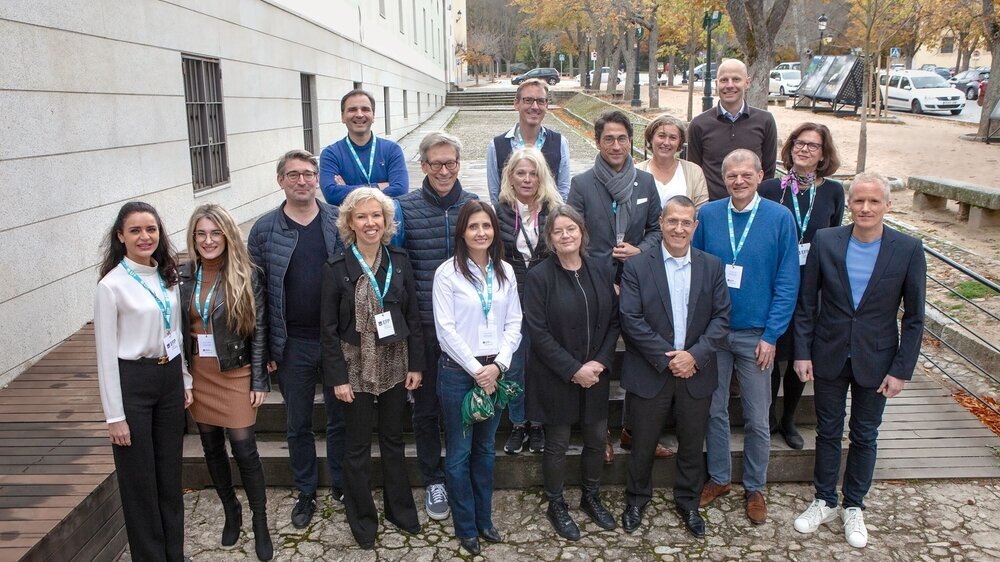 Die deutschsprachigen Expertinnen und Experten auf dem Leitlinien-Workshop der EFP in La Granja, Spanien; November 2022 (v.l.n.r.): PD Ausra Ramanauskaite, Dr. Jasmin Grischke, Prof. Moritz Kebschull, Prof. Meike Stiesch, Prof. Søren Jepsen, Prof. Raluca Cosgarea, PD Karin Jepsen, PD Philipp Sahrmann, Prof. Ina Kopp, Prof. Henrik Dommisch, Prof. Bettina Dannewitz, Prof. Anton Sculean, Prof. Peter Eickholz, PD Jan Derks, Prof. Frauke Müller, Prof. Frank Schwarz.