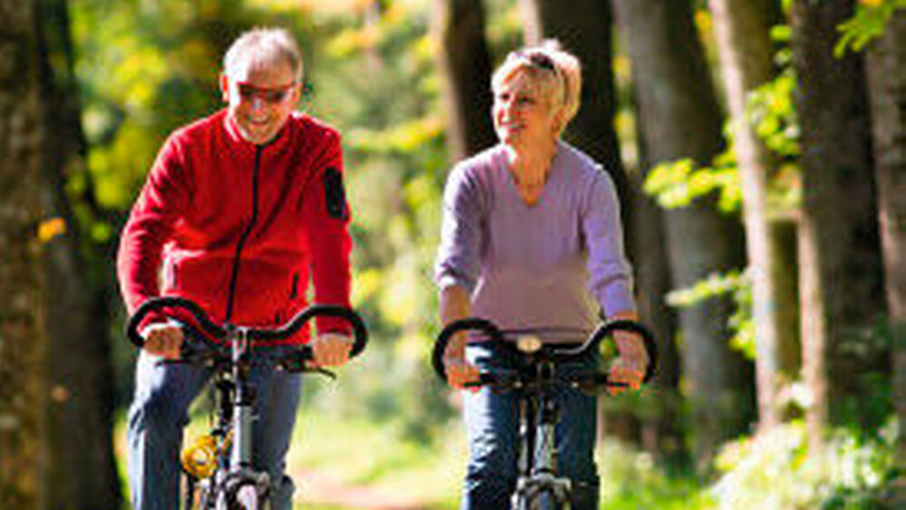Um gesundheitsgefährdende Überlastungen auszuschließen, sollten Patienten motiviert werden, beim Sport regelmäßig die Pulsfrequenz zu messen. Diese sollte nach Möglichkeit 120 Schläge/Minute nicht übersteigen. |