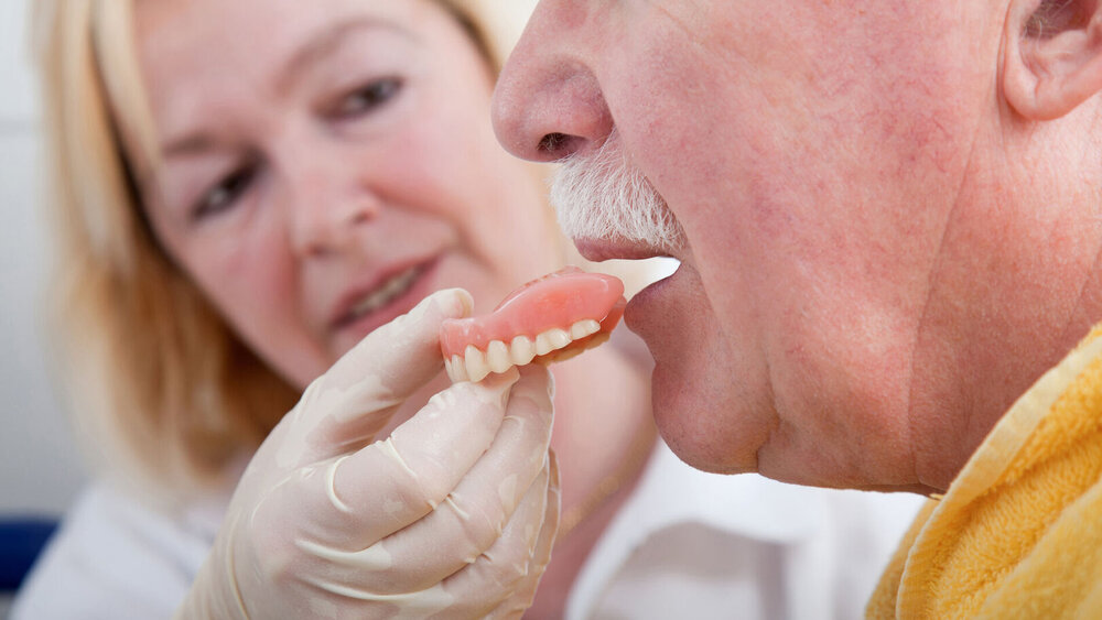 Pflegekraft Pflegebedarf Senior Altersheim Prothese Alterszahnheilkunde Gerostomatologie