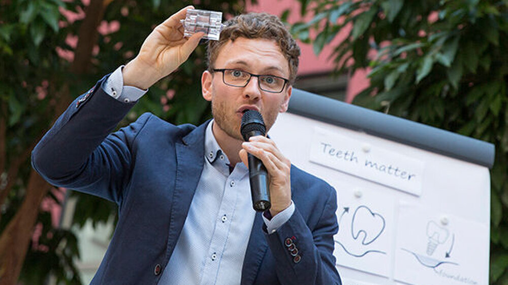 Robert Ott, Doktorand am Institut für ImplantatTechnologie und Biomaterialien e.V., bei der Präsentation seiner Forschungsarbeit an der Universität Rostock.