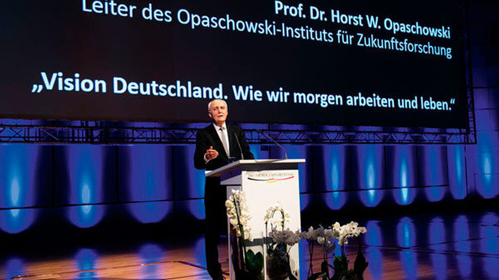 Festredner Prof. Dr. Horst Opaschowski entwarf seine Vision, wie man sich Leben und Arbeit zukünftig in Deutschland vorstellen kann.