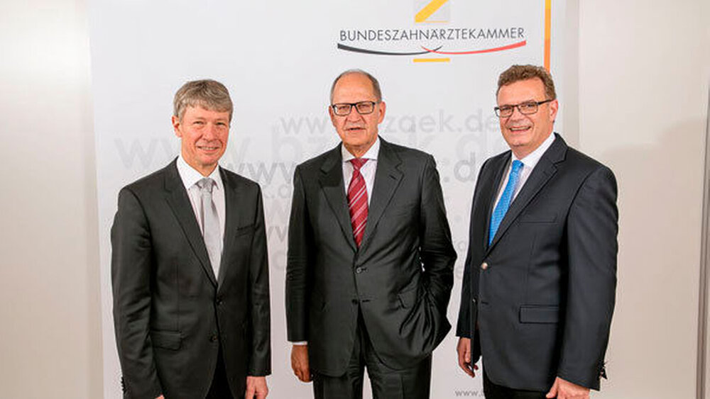 Im Amt bestätigt: BZÄK-Präsident Dr. Peter Engel (m.) und die Vizepräsidenten Prof. Dr. Dietmar Oesterreich (l.) und Prof. Dr. Christoph Benz. |