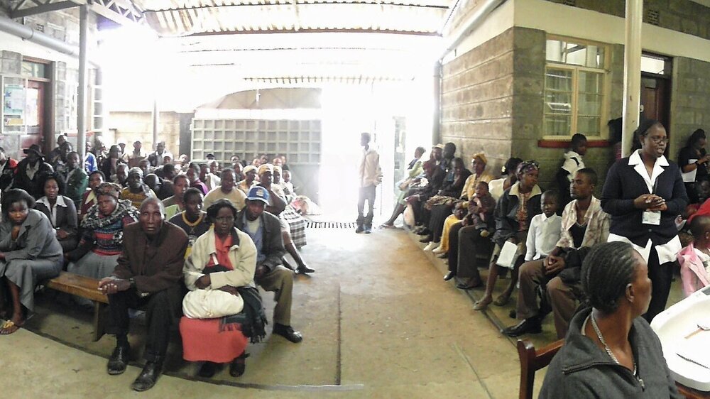 Die Eingangszone im medizinischen Zentrum „Baraka“ im Slum von Nairobi: Pro Tag melden sich hier bis zu 300 Menschen an. Die Ärzte sind Entsandte von „German Doctors“, die Sozialarbeiter kommen aus Norwegen. Die Zahnärzte von Dentists for Africa