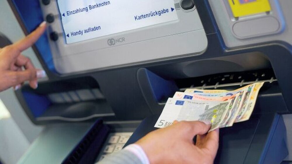 In den meisten Fällen darf die Bank keine Gebühren berechnen, wenn der Kunde Geld auf das eigene Konto einzahlt oder vom eigenen Konto abhebt.
