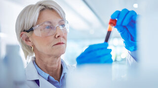 Wissenschaftlerin schwenkt Blutprobe