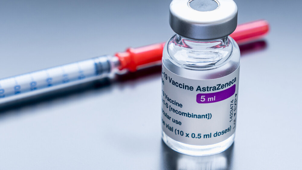 Bis Ende Juni sind in Deutschland 51 Fälle von GBS nach einer Impfung mit AstraZeneca gemeldet worden. Dem PEI zufolge sind mehr geimpfte Personen betroffen als zufällig zu erwarten wäre, was auf ein Risikosignal hinweist.