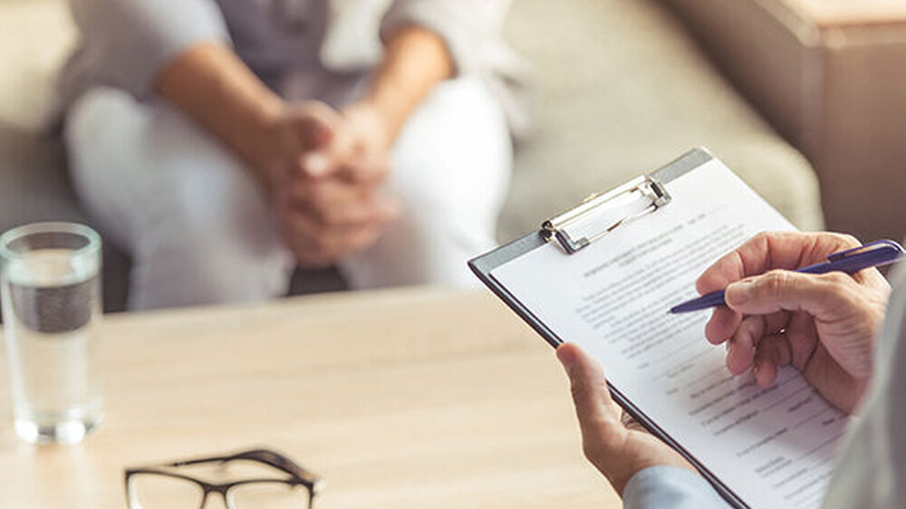 Das Erstgespräch ist in der Psychotherapie seit 1. April 2018 Pflicht. Das heißt, erst wenn ein Patient eine Sprechstunde aufgesucht hat, kann mit probatorischen Sitzungen oder einer Akutbehandlung begonnen werden. Vorgeschrieben sind mindestens 50 Minu