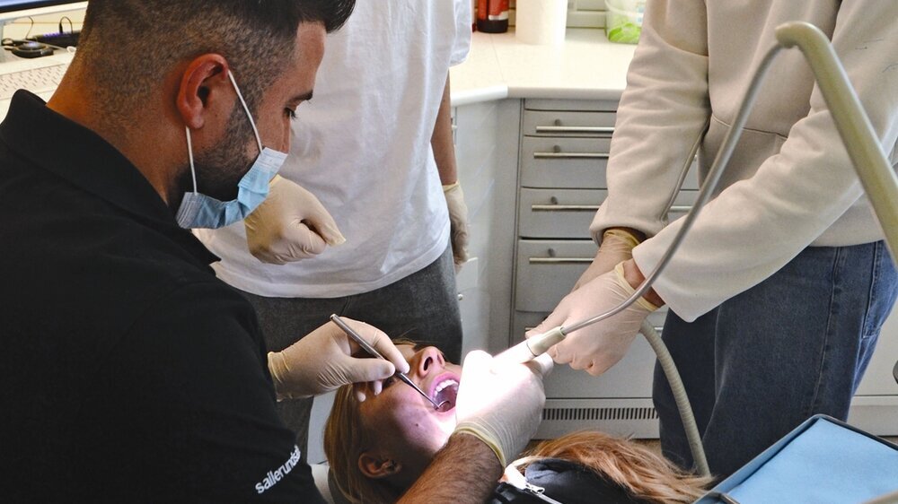 ZFA Emanuelle Arra zeigt den beiden Schülern die PZR beim Boys' Day in der Praxis SailerundSailer in Ludwigsburg.