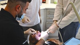 ZFA Emanuelle Arra zeigt den beiden Schülern die PZR beim Boys' Day in der Praxis SailerundSailer in Ludwigsburg.