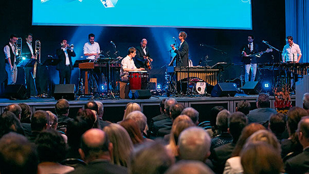 Überraschend für die Ohren war auch die den Abend umrahmende Musik. Dass es sich bei Stefan Pellmaier & Band um moderne Interpretationen bayerischer Volkslieder handelte, musste so manchem Nordlicht unter den Zuhörern mehrfach gesagt werden.