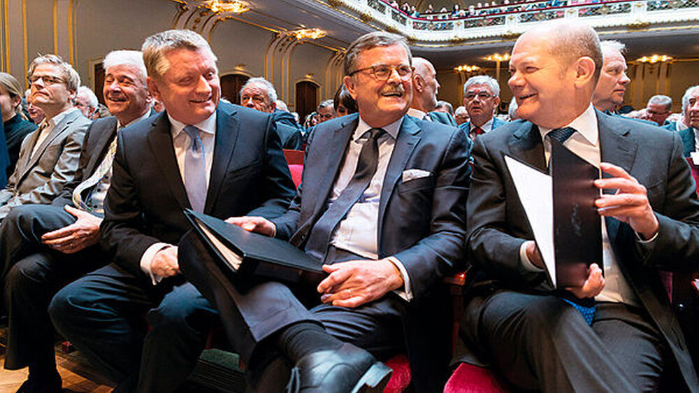 Hermann Gröhe forderte bei der Arbeit an der neuen GOÄ von den Medizinern mehr Teamgeist, Ärztepräsident Prof. Frank Ulrich Montgomery gestand im Vorfeld Fehler ein. Doch gestritten wird hinter den Kulissen. | Hermann Gröhe forderte bei der Arbeit an der neuen GOÄ von den Medizinern mehr Teamgeist, Ärztepräsident Prof. Frank Ulrich Montgomery gestand im Vorfeld Fehler ein. Doch gestritten wird hinter den Kulissen. |