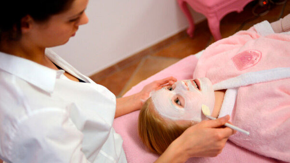 Kleine Mädchen mit Schönheitsmaske im Beauty Salon? Auch in Deutschland gibt es entsprechende Angebote - diese Bilder wurden in einem Studio in München aufgenommen.