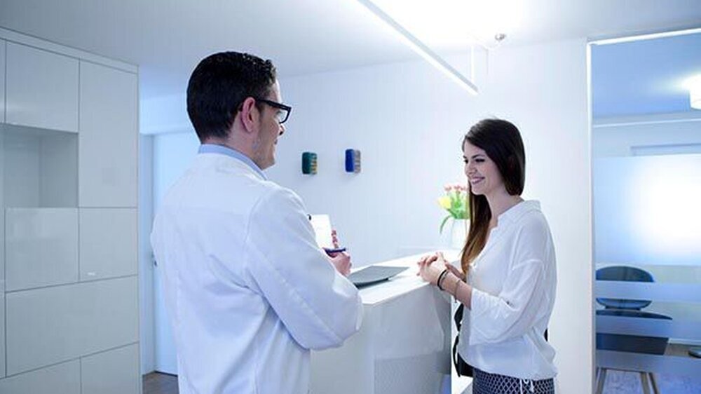 Das indirekte Beleuchtungskonzept soll für Team und Patienten eine möglichst angenehme Atmosphäre erzeugen.