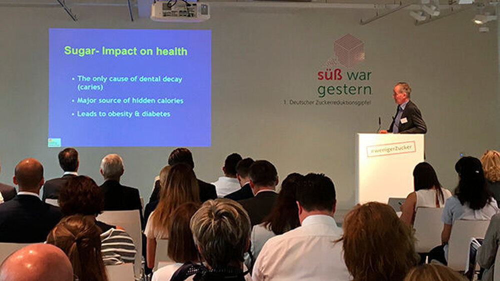 Prof. Graham MacGregor (Queen Mary University of London) hat in Großbritannien die Nationale Kampagne zur Zuckerreduktion "Consensus Action on Sugar and Health (CASH)" geleitet. Auf dem 1. Zuckerreduktionsgipfel in der "Berliner Freiheit" forderte er die